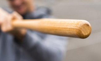 Elev bătut cu sălbăticie cu o bâtă de baseball în curtea unui liceu