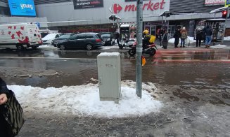 S-a dat ”dezlegare” la stropit pietonii! Se topesc munții de zăpadă de pe marginea drumurilor și se transformă în... lacuri