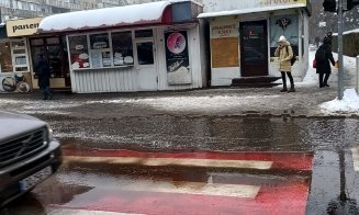 S-a dat ”dezlegare” la stropit pietonii! Se topesc munții de zăpadă de pe marginea drumurilor și se transformă în... lacuri