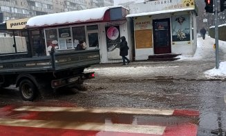 S-a dat ”dezlegare” la stropit pietonii! Munții de zăpadă de pe marginea drumurilor se transformă în... lacuri