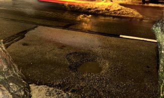 ”În TOT Clujul au răsărit cratere de dimensiuni diferite după ce s-a topit zăpada. Parcă s-a topit asfaltul... Lucru de mântuială”