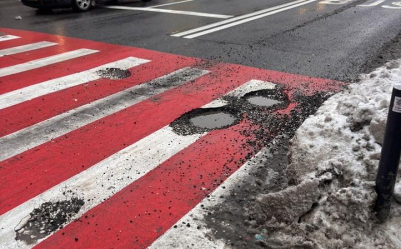 ”În TOT Clujul au răsărit cratere de dimensiuni diferite după ce s-a topit zăpada. Parcă s-a topit asfaltul... Lucru de mântuială”