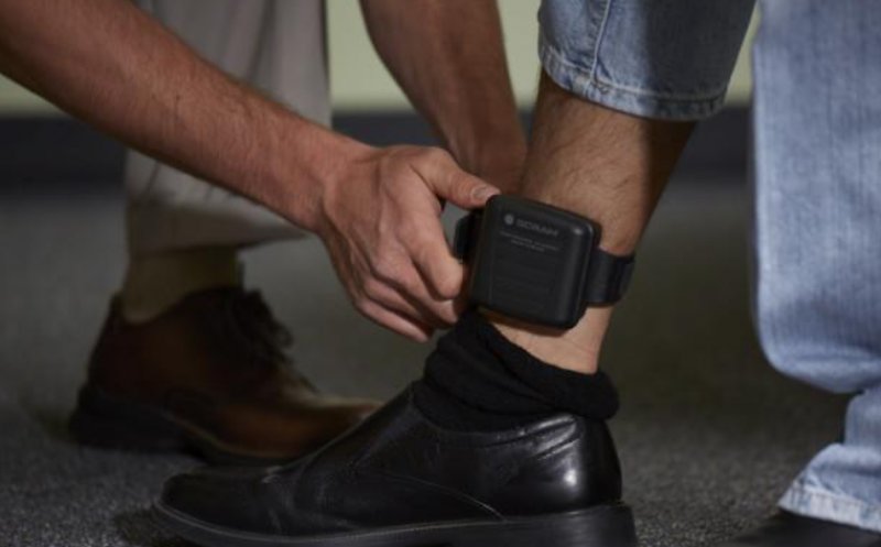 Clujul, în topul județelor care utilizează brățara electronică pentru agresori. Alina Gorghiu: "Brățara este utilizată în special în cazurile de violență domestică"