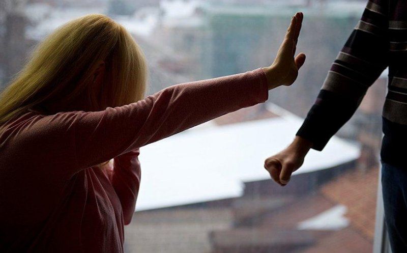 Un nou episod de groază la Cluj: tânără agresată cu pumnii de concubin și împiedicată să părăsească locuința