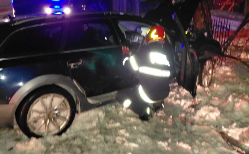 Accident între două mașini pe o stradă din Dej. Șoferii au ajuns la spital