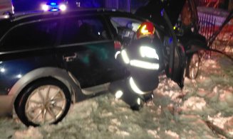 Accident între două mașini pe o stradă din Dej. Șoferii au ajuns la spital