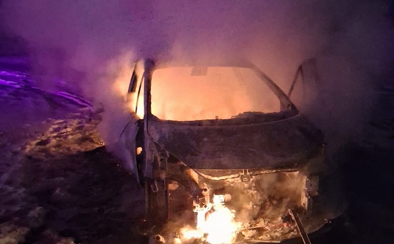 Mașină cuprinsă de flăcări într-o localitate din Cluj. S-a făcut scrum