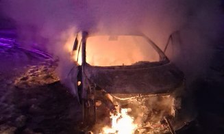 Mașină cuprinsă de flăcări într-o localitate din Cluj. S-a făcut scrum