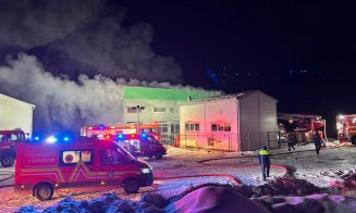 Incendiu uriaș la o hală din județul Cluj. Pompierii au intervenit cu 9 autospeciale / Vin autospeciale și din alte județe + mesaj de alertă extremă