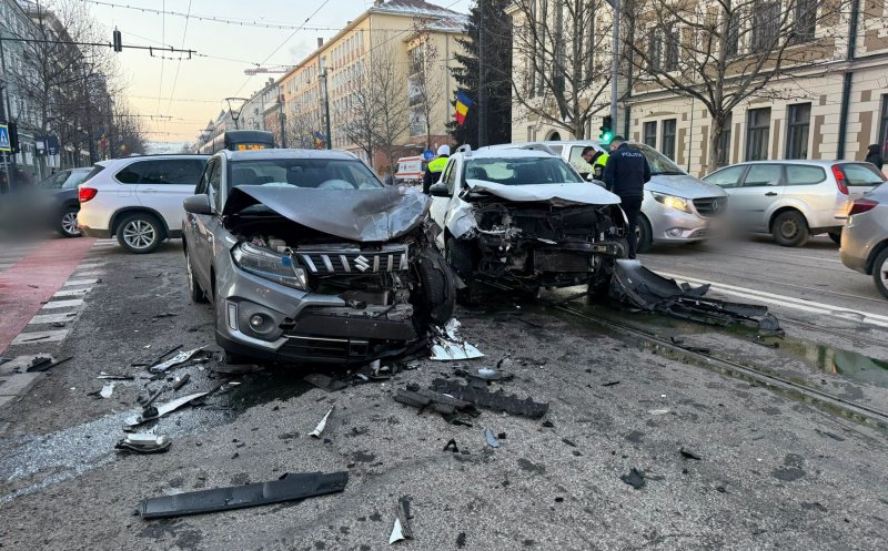 ACCIDENT în Cluj-Napoca. O femeie, un bărbat și o adolescentă de aproximativ 16 ani, transportați la spital