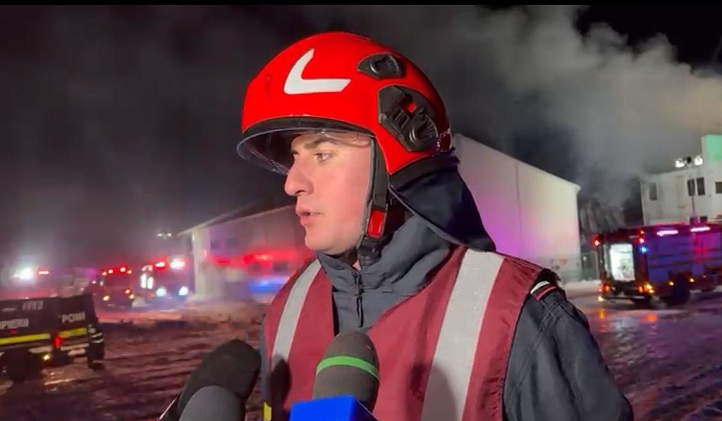 13 ore le-a luat pompierilor să stingă INCENDIUL de la Iclod. S-a intervenit cu roboți
