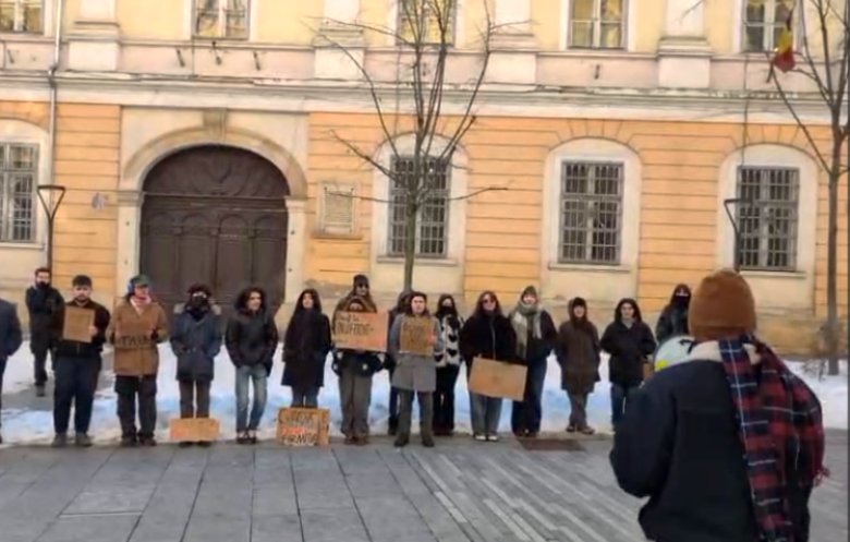 "Educația să fie un drept, nu un privilegiu!" Studenții, protest matinal în fața UBB față de majorarea taxelor universitare