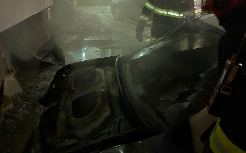 INCENDIU într-o parcare. 3 mașini + izolația unui bloc, cuprinse de flăcări