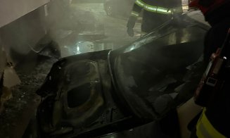 INCENDIU într-o parcare. 3 mașini + izolația unui bloc, cuprinse de flăcări