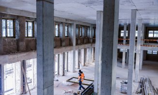 Clădirea emblematică din cărămidă roșie din Piața 1 Mai, într-o nouă etapă de transformare