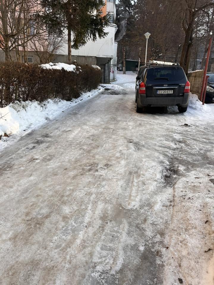 Clujul, un mare patinoar: ”Alunecăm încontinuu și facem 20 de minute până la ghena de gunoi” / Curg sesizările pe MyCluj