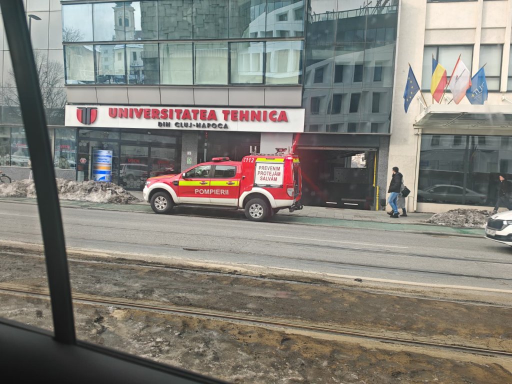 Intervenție contra cronometru: pompierii clujeni au salvat un câine din apele reci ale Someșului