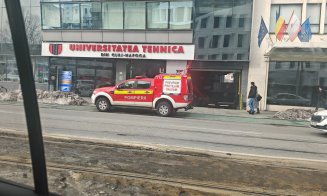 Intervenție contra cronometru: pompierii clujeni au salvat un câine din apele reci ale Someșului