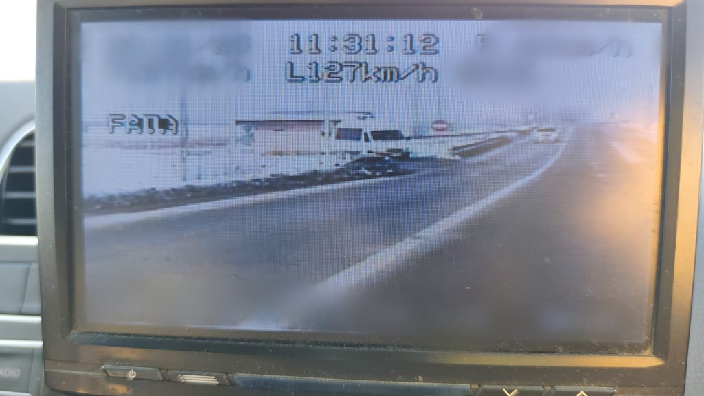 Un șofer a rămas pieton după ce a fost prins cu 127 km/h pe un drum din Cluj. Să vezi ce amendă uriașă trebuie să plătească!