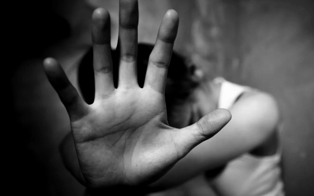 O adolescentă de 14 ani ar fi fost violată de un fost coleg de 15 ani / Cum au aflat profesorii