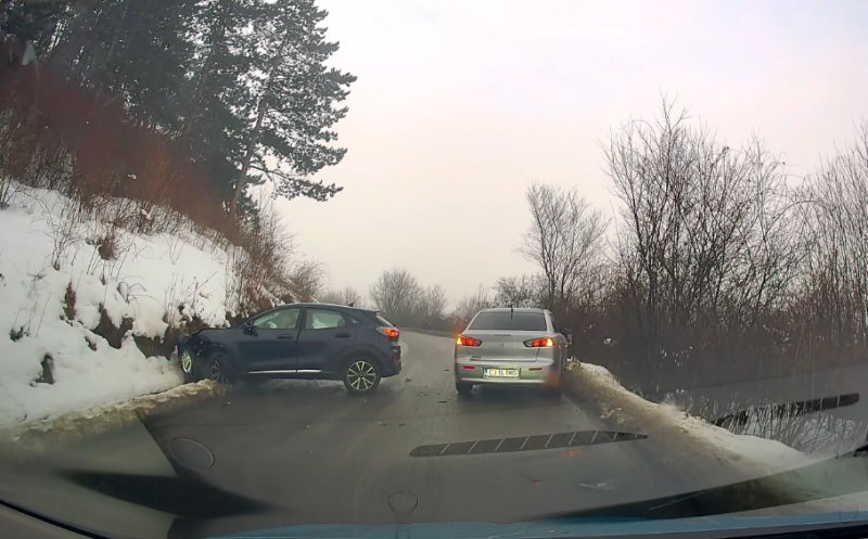 Accident filmat în Florești: Viteza neadaptată pe gheață a dus la un impact frontal