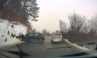 Accident filmat în Florești: Viteza neadaptată pe gheață a dus la un impact frontal