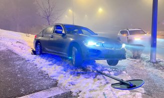 Șoferiță de 20 de ani, beată mangă, a făcut prăpăd pe străzile din Cluj-Napoca. A ieșit cu mașina de pe carosabil și a distrus un indicator
