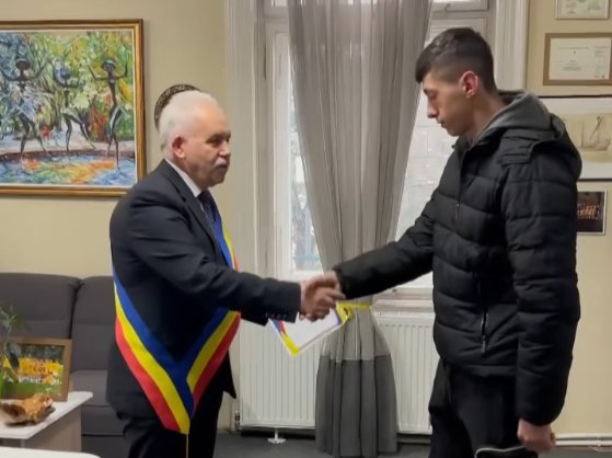 Adolescentul care l-a salvat pe unul dintre cei doi copii căzuți în Someș, premiat pentru gestul său. Ce i-a oferit primarul