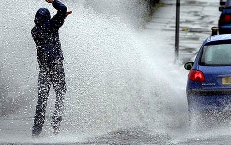 Cei care ”aghezmuiți” pietonii fără jenă din cap până în picioare, cum stați cu motoarele? Liber la blesteme pe Facebook: ”Să-i crepe motoru' pe mâine! Amin”