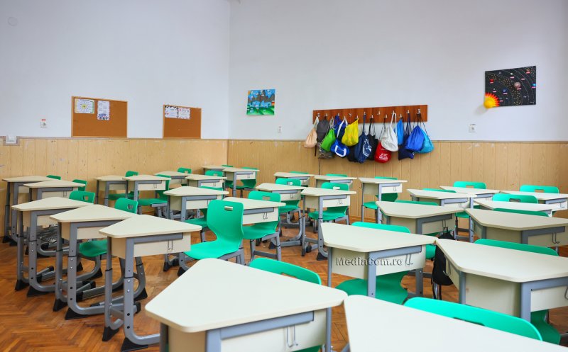 Primăria Turda clarifică controversele legate de noul mobilier școlar. „Schimbăm blaturile meselor și păstrăm scaunele ergonomice, conforme cu standardele UE”