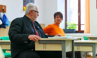 Primăria Turda clarifică controversele legate de noul mobilier școlar. „Schimbăm blaturile meselor și păstrăm scaunele ergonomice, conforme cu standar