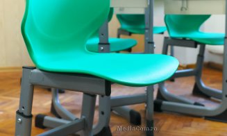 Primăria Turda clarifică controversele legate de noul mobilier școlar. „Schimbăm blaturile meselor și păstrăm scaunele ergonomice, conforme cu standar