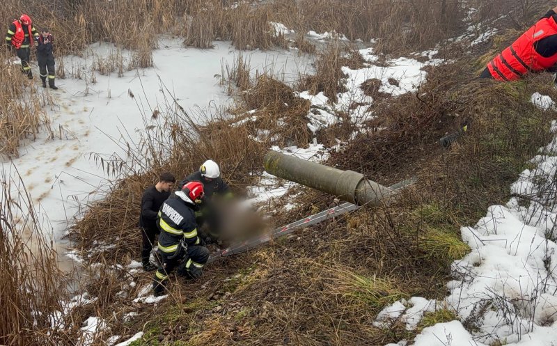 Misiune contra-cronometru pe un lac înghețat din Cluj: pompierii au înotat prin gheață pentru a salva un bărbat