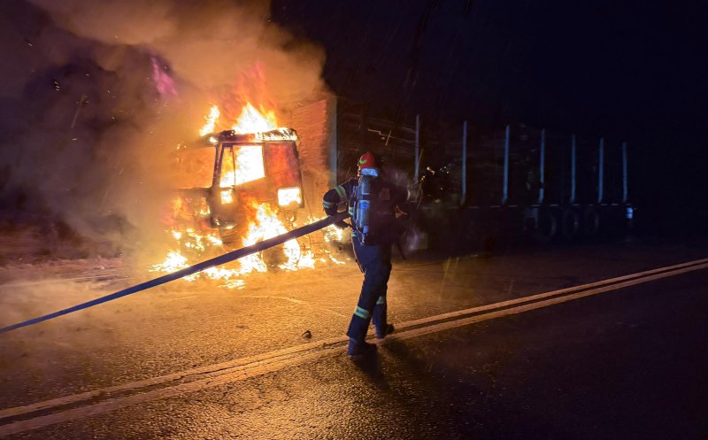 Incendiu pe centura Vâlcele–Apahida: Un TIR, cuprins de flăcări. De la ce a pornit focul