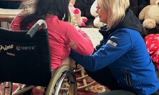 În ploaie și frig, pentru cei care au nevoie: O mână întinsă bunicilor din satele clujene. “N-am schimbat lumea, dar am arătat că ne pasă”