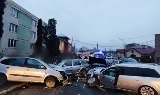 Accident cu cinci autoturisme în Turda. Două victime, transportate la spital