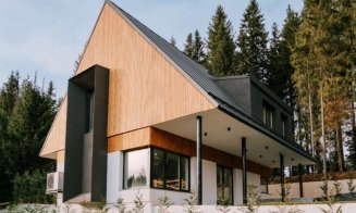 O casă de poveste ascunsă printre pădurile de la Mărișel, scoasă la vânzare. Cât costă vila din inima Munților Apuseni