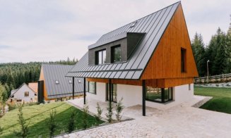 O casă de poveste ascunsă printre pădurile de la Mărișel, scoasă la vânzare. Cât costă vila din inima Munților Apuseni