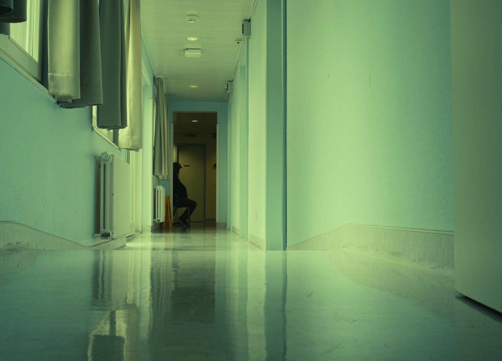 Neplata primei zile de concediu medical. Avocatul Poporului sesizează CCR și cere anularea ordonanței