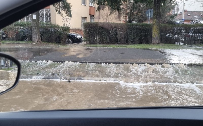 Stradă inundată lângă BT Arena, la doi pași de turneul de tenis Transylvania Open / ”Acolo a mai fost un defect de curând”