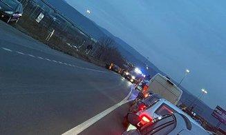 ACCIDENT pe DN1-E60, între Gilău și Florești: ”Polo aruncat în șanțul dinspre târgul auto. Destul de șifonate mașinile”
