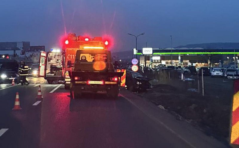 ACCIDENT pe DN1-E60, între Gilău și Florești: ”Polo aruncat în șanțul dinspre târgul auto. Destul de șifonate mașinile”