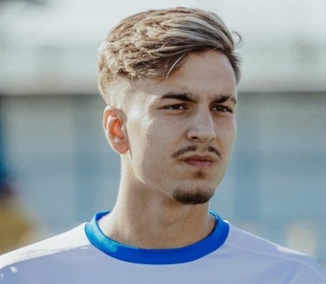 Patru operații, nicio soluție. Fabian are 19 ani și nu mai știe cum e să mergi fără cârje!