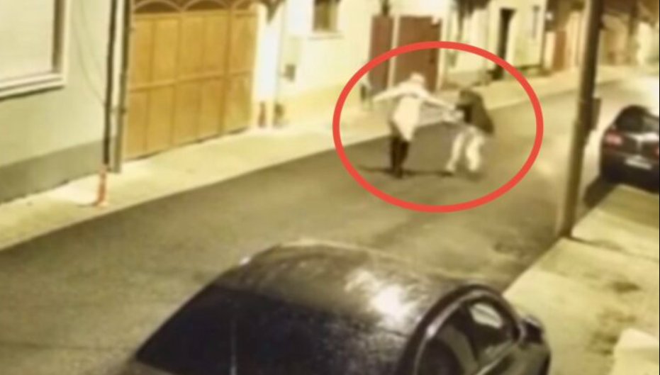 Incident grav în Cluj-Napoca. Tânără atacată de un adolescent de 19 ani, după ce acesta a întrebat-o cât e ceasul și a împins-o între mașini