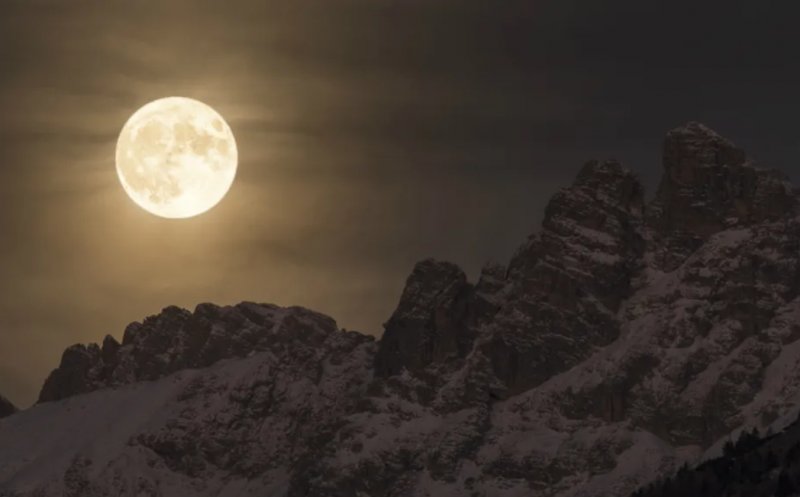 Un asteroid ar putea lovi Luna. Când ar putea avea loc impactul și cum ar afecta Pământul