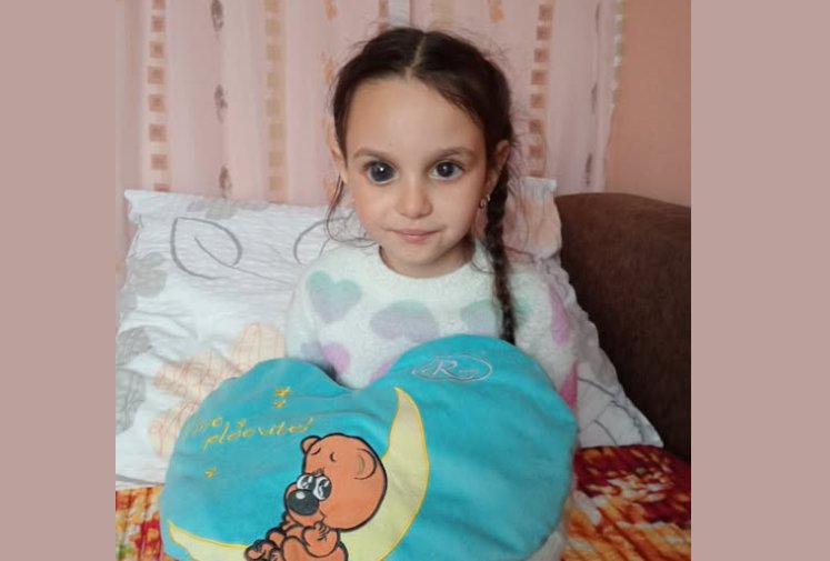 Salvează o inimă! 16.500 de euro pentru lumină: povestea Dianei, fetița care vede doar întuneric