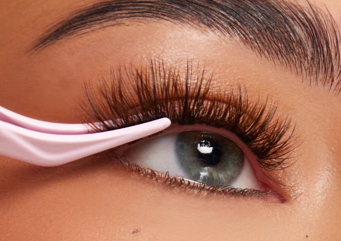 Tot mai multe adolescente ajung la spital din cauza genelor false. Medicii avertizează că se poate ajunge chiar și la pierderea vederii