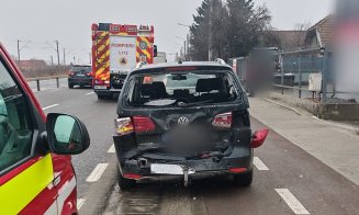 Accident în Cluj între două mașini: Bărbat transportat de urgență la spital. La fața locului a intervenit o ambulanță SMURD