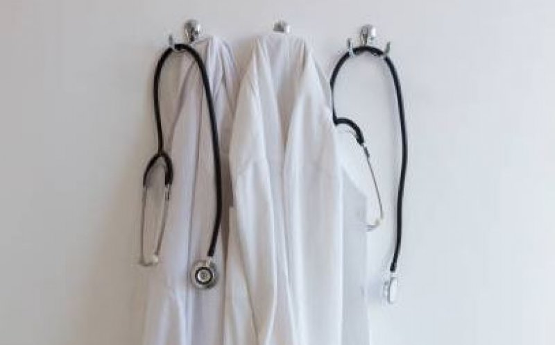 Bolojan vrea ca absolvenţii de medicină să lucreze în România "cel puţin câţiva ani"