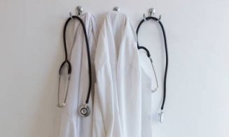 Bolojan vrea ca absolvenţii de medicină să lucreze în România "cel puţin câţiva ani"